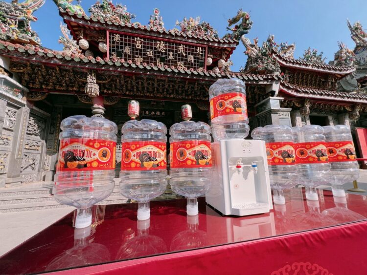 零食大廠攜手北港武德宮 跨界打造全台最大發財水 零食大廠攜手北港武德宮 跨界打造全台最大發財水