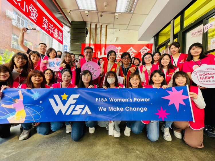 台積電在地連結助孤老 年菜送愛列車啟航 台積電在地連結助孤老-年菜送愛列車啟航