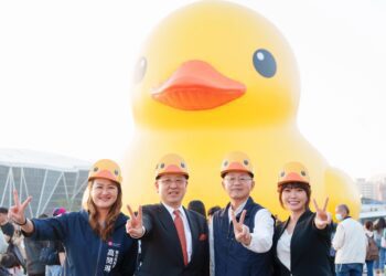 熊本熊專車首亮相！熊本市長讚輕軌成圓-與小鴨自拍！