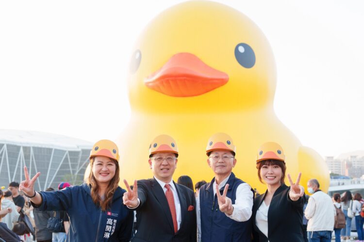 熊本熊專車首亮相！熊本市長讚輕軌成圓-與小鴨自拍！