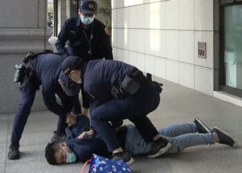 左營警年前演練防搶加阻詐-銀行讚一兼二顧