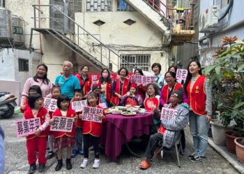 高雄銀行帶福氣-助老老照顧兄妹佈新圍爐