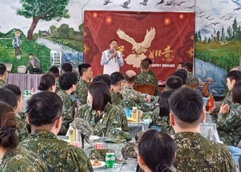 為了解役男在營服役現況，高雄市議員黃文益前往黃埔營探視在籍役男