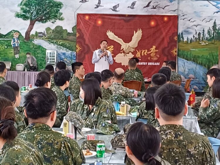 為了解役男在營服役現況，高雄市議員黃文益前往黃埔營探視在籍役男