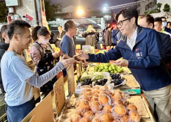 關心年前蔬果花卉供應情形-陳其邁走訪鳳山、高雄果菜市場拜早年