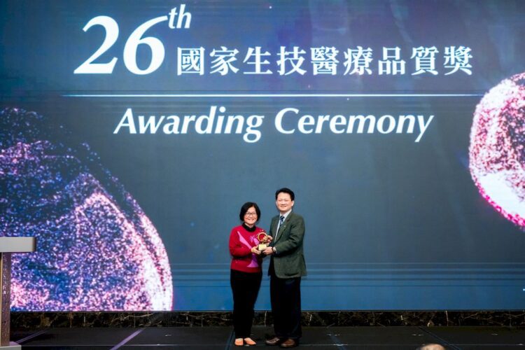 《國家品質標章認證 》高醫榮膺1金7項標章 二十五年磨一劍 榮獲金獎 《國家品質標章認證-》高醫榮膺1金7項標章-二十五年磨一劍-榮獲金獎