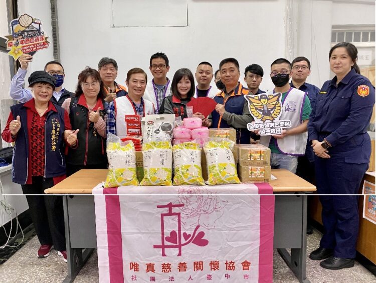 一分警長警春節前傳遞愛心 攜手關懷弱勢家庭過好年 一分警長警春節前傳遞愛心-攜手關懷弱勢家庭過好年