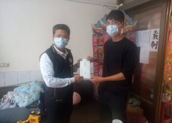 高雄市軍人服務站長吳俊一慰問海軍劉上士父喪之痛