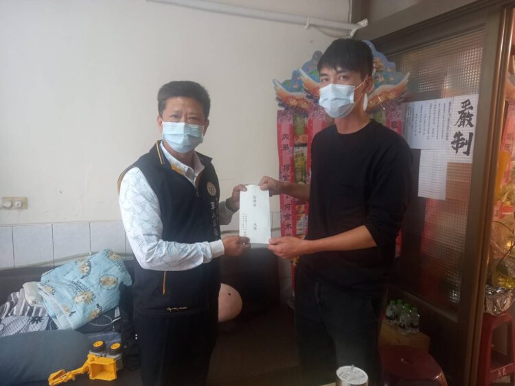 高雄市軍人服務站長吳俊一慰問海軍劉上士父喪之痛