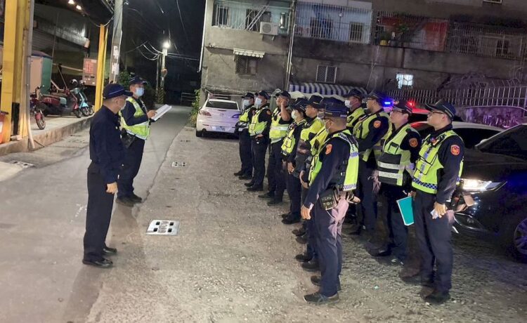 湖內分局執行威力掃蕩、臨檢、路檢以淨化社會治安 湖內分局執行威力掃蕩、臨檢、路檢以淨化社會治安