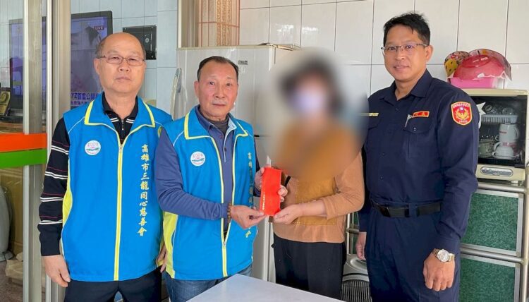 湖內警傳遞愛與關懷-助弱勢家庭安心過好年