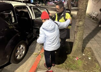 查訪發現獨居老嫗眼不適-暖警扮家人護送就診