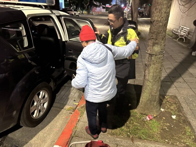 查訪發現獨居老嫗眼不適 暖警扮家人護送就診 查訪發現獨居老嫗眼不適-暖警扮家人護送就診
