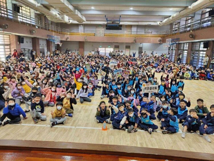 春節將至！文二警前進校園溫馨宣導防詐、反毒