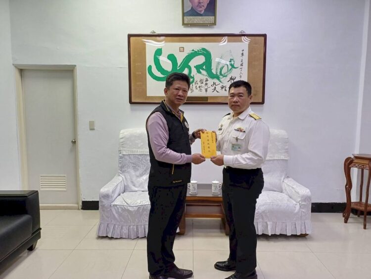 高雄市雄輝工程有限公司委請高雄市軍人服務站慰問海軍海虎潛鑑落海官兵家屬