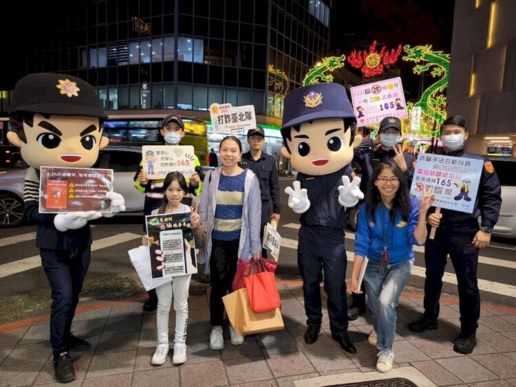 龍躍光城台北燈節!北市少警隊龍來防竊識詐 龍躍光城台北燈節!北市少警隊龍來防竊識詐
