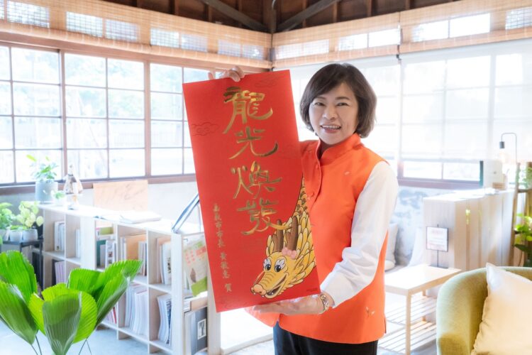 嘉義「龍光煥發」春聯 黃敏惠市長大年初一贈限量開運小紅包 嘉義「龍光煥發」春聯-黃敏惠市長大年初一贈限量開運小紅包