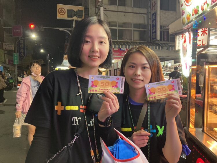 紅髮艾德開唱！演唱會經濟搭上黃色小鴨熱潮-高雄商圈夜市人潮從晚餐時段客滿至深夜