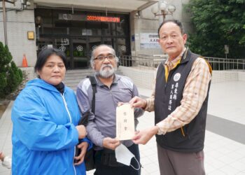 阿猴城慈善會理事長李明祺慰問海軍林父喪子之痛