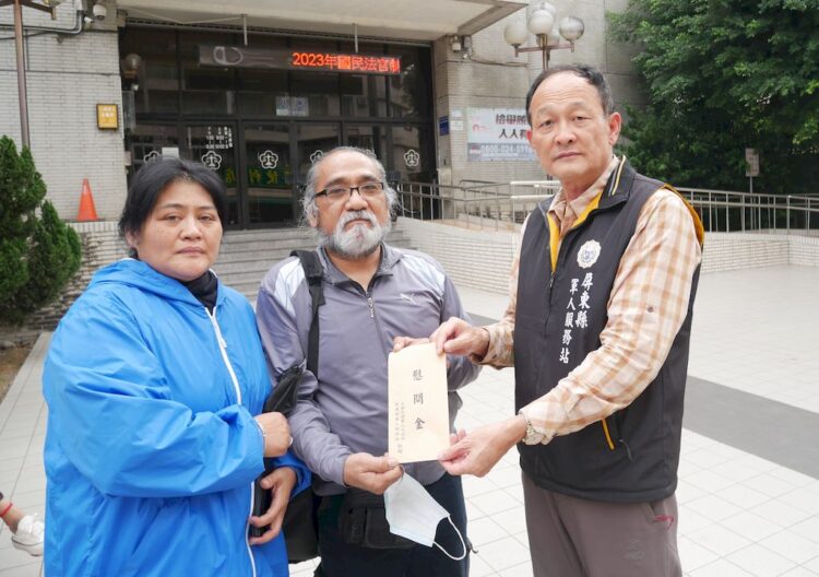 阿猴城慈善會理事長李明祺慰問海軍林父喪子之痛