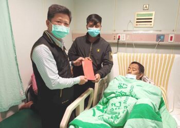 高雄市軍人服務站站長吳俊一代表台東軍人服務站慰問胡姓中士之父，期盼早日康復