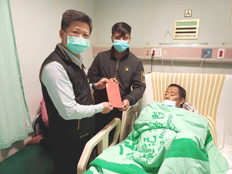 高雄市軍人服務站站長吳俊一代表台東軍人服務站慰問胡姓中士之父，期盼早日康復