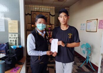 高雄市軍人服務站長吳俊一弔唁慰問史姓士兵及其家屬