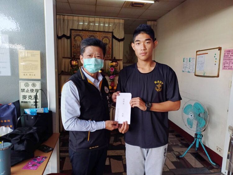 高雄市軍人服務站長吳俊一弔唁慰問史姓士兵及其家屬