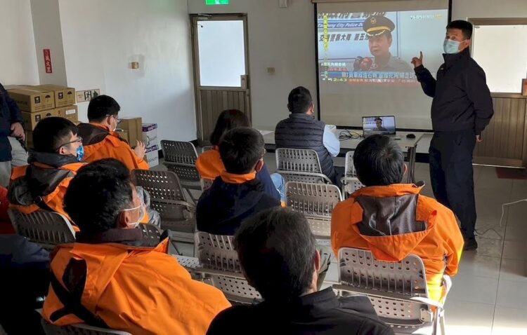 湖內警至水泥產業辦理交通安全講座-宣導大型車「慢」、「看」、「停」