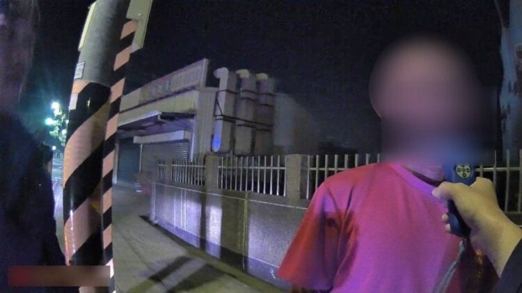 警車旁竟闖紅燈! 男辯沒闖也沒喝 酒測超標慘送辦 警車旁竟闖紅燈!-男辯沒闖也沒喝-酒測超標慘送辦