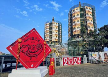 龍年大型斗方春聯降落-高雄風景區添年味