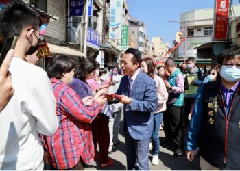 大年初三-翁章梁春節寺廟發紅包-鄉親熱情不減