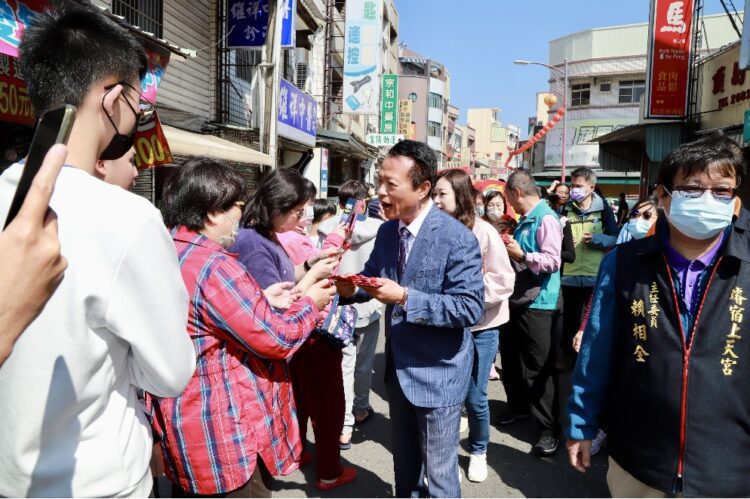 大年初三-翁章梁春節寺廟發紅包-鄉親熱情不減