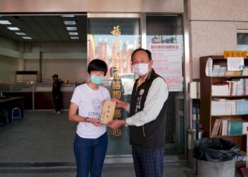 萬法寺住持釋見引法師慰問空軍李下士喪母之痛