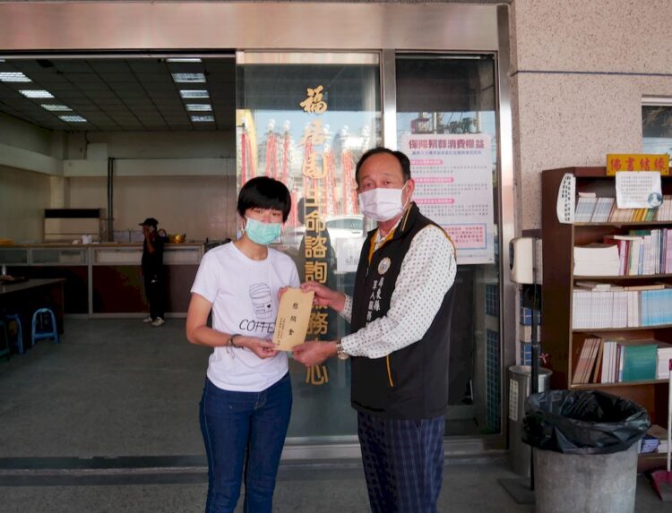 萬法寺住持釋見引法師慰問空軍李下士喪母之痛