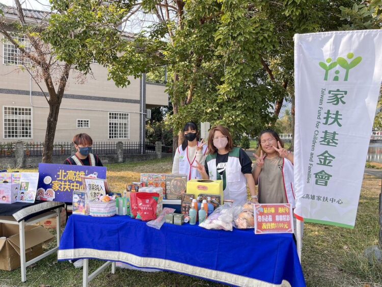 無窮世代新春義賣啟動-開工邀您挖寶做公益為龍年添好運-–-北高雄家扶為弱勢兒籌募助學金-辦理義賣邀民眾助貧「龍」總來