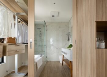 浴室漏水打掉重做「2神器」預算糾結？　網一面倒選「它」：一起處理省麻煩