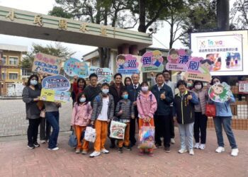 開學首日，方進呈秘書長到校關心校園防疫，護童平安上學