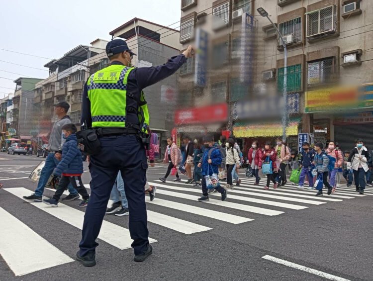 開學首日上學 楠梓警守護學童安全 開學首日上學-楠梓警守護學童安全