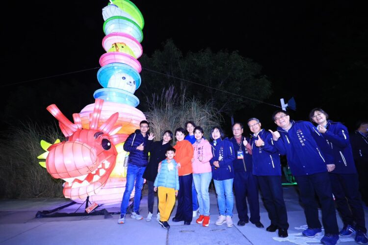 點亮中央公園76米巨龍主燈秀 震撼登場 盧市長:規模媲美國家級燈會 點亮中央公園76米巨龍主燈秀-震撼登場-盧市長:規模媲美國家級燈會