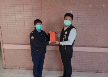 高雄市軍人服務站站長吳俊一醫院關懷慰問楊下士眷屬，祝福早日康復