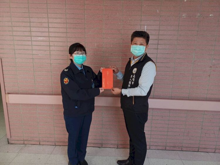 高雄市軍人服務站站長吳俊一醫院關懷慰問楊下士眷屬，祝福早日康復