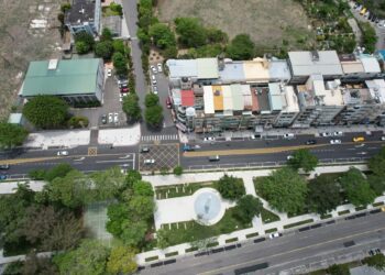 左營大路設施退出人行道-營造人本及無障礙通行空間