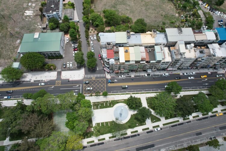 左營大路設施退出人行道 營造人本及無障礙通行空間 左營大路設施退出人行道-營造人本及無障礙通行空間