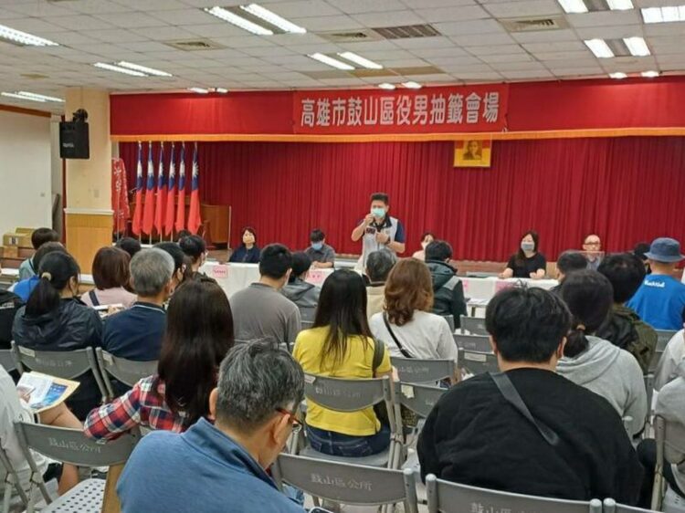 高雄市軍人服務站站長吳俊一親臨鼓山區公所向抽籤役男宣導軍友社服務工作 高雄市軍人服務站站長吳俊一親臨鼓山區公所向抽籤役男宣導軍友社服務工作