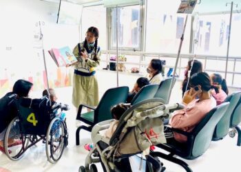 高市圖小港分館將歡樂與愛帶給小港醫院的病童-高市圖小港分館志工團隊進駐小港醫院為病童說故事       