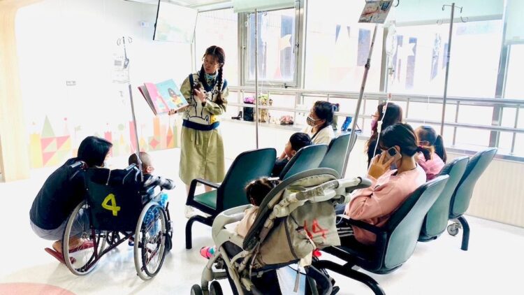 高市圖小港分館將歡樂與愛帶給小港醫院的病童-高市圖小港分館志工團隊進駐小港醫院為病童說故事       