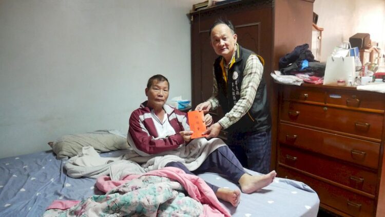 海軍莊下士父親患病住院治療-屏東軍友站溫馨關懷