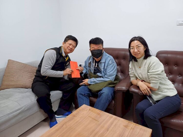 鐘元亨鋼鐵公司委請高雄市軍人服務站關懷慰問患病顏姓軍官