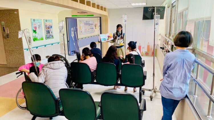 高市圖小港分館將歡樂與愛帶給小港醫院的病童
